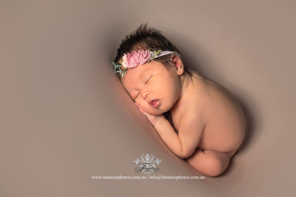 Baby Girl sleeping on new born photo Kit - Wedding Photography, Newborn and Family Portrait | Fantasie Photography